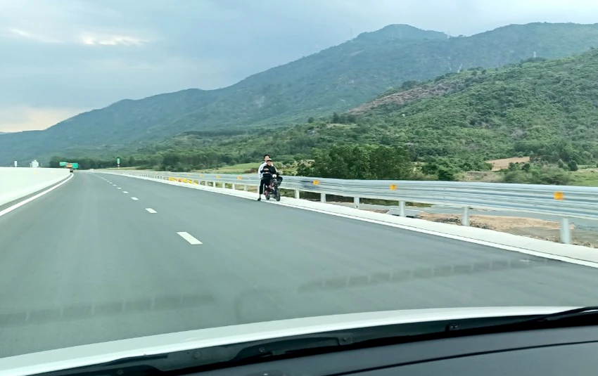 Xe máy lưu thông ngược chiều trên cao tốc đoạn Nha Trang - Cam Lâm. Ảnh cắt từ clip. Xe máy lưu thông ngược chiều trên cao tốc đoạn Nha Trang - Cam Lâm. Ảnh cắt từ clip.