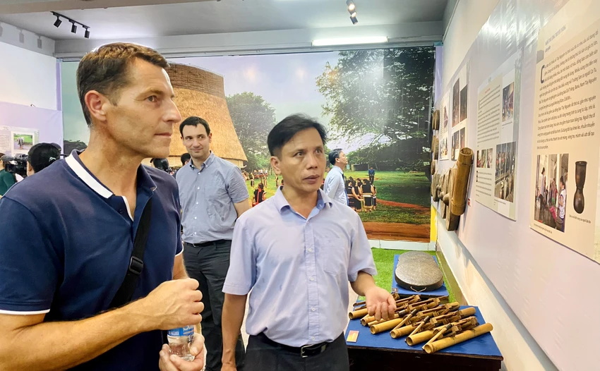 Triển lãm giới thiệu tới du khách, người dân hơn 300 hiện vật, tài liệu, hình ảnh về đặc trưng văn hóa lao động trong sản xuất, đời sống vật chất tinh thần, kinh tế, trang phục, phong tục tập quán, tín ngưỡng cũng như văn hóa lễ hội của đồng bào các dân tộc Nam Trung bộ - Tây Nguyên: Êđê, M’Nông, Gia Rai, Raglai, Xơ Đăng… Triển lãm giới thiệu tới du khách, người dân hơn 300 hiện vật, tài liệu, hình ảnh về đặc trưng văn hóa lao động trong sản xuất, đời sống vật chất tinh thần, kinh tế, trang phục, phong tục tập quán, tín ngưỡng cũng như văn hóa lễ hội của đồng bào các dân tộc Nam Trung bộ - Tây Nguyên: Êđê, M’Nông, Gia Rai, Raglai, Xơ Đăng…