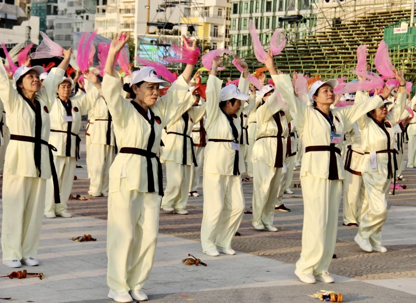 Bài biểu diễn múa lụa đôi được thực hiện mềm mại. Các cụ đều đã lớn tuổi nhưng thân thể vẫn rất dẻo dai, linh hoạt trong các bài diễn. Bài biểu diễn múa lụa đôi được thực hiện mềm mại. Các cụ đều đã lớn tuổi nhưng thân thể vẫn rất dẻo dai, linh hoạt trong các bài diễn.