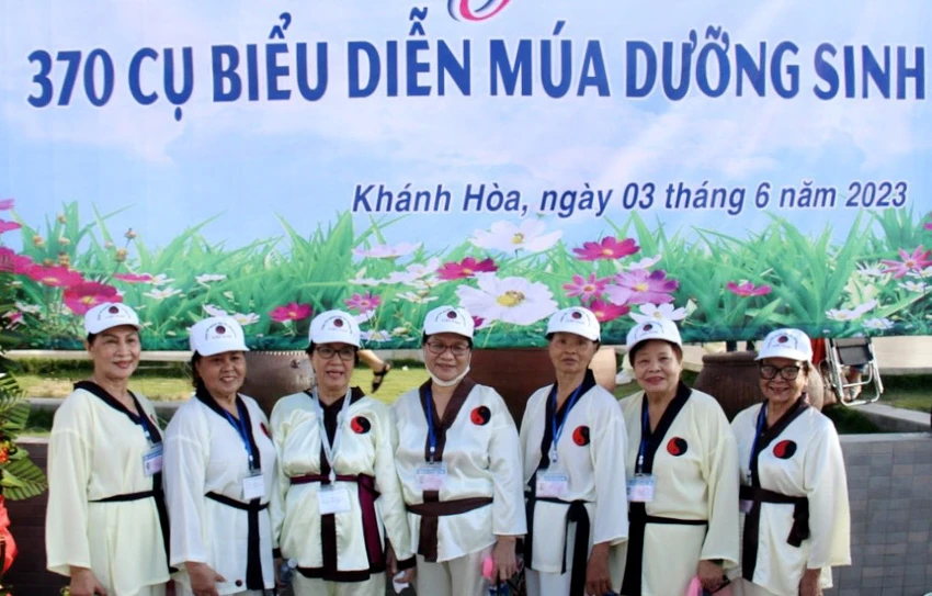Hoạt động đồng diễn này hy vọng nhằm nêu cao tinh thần thể dục thể thao của mỗi người dân. Đặc biệt là người cao tuổi với mục đích để duy trì sức khỏe và một cộng động lành mạnh. Đây cũng là chương trình chào mừng Lễ khai mạc Festival Biển năm 2023 diễn ra vào lúc 20 tối nay (3-6). Hoạt động đồng diễn này hy vọng nhằm nêu cao tinh thần thể dục thể thao của mỗi người dân. Đặc biệt là người cao tuổi với mục đích để duy trì sức khỏe và một cộng động lành mạnh. Đây cũng là chương trình chào mừng Lễ khai mạc Festival Biển năm 2023 diễn ra vào lúc 20 tối nay (3-6).