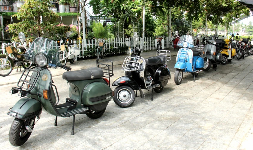 Bộ sưu tập xe máy cổ 100 loại xe đến từ các đời khác nhau như: Vespa, Mobylette, Honda 72, Honda CD 125 Benly, Rebel, Minsk, BMW… đã hội ngộ về Khu du lịch Champa IsLand Nha Trang. Bộ sưu tập xe máy cổ 100 loại xe đến từ các đời khác nhau như: Vespa, Mobylette, Honda 72, Honda CD 125 Benly, Rebel, Minsk, BMW… đã hội ngộ về Khu du lịch Champa IsLand Nha Trang.