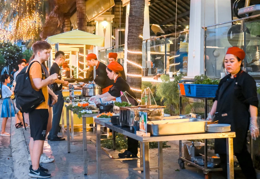 Cùng với triển lãm xe cổ, lễ hội ẩm thực đường phố với hơn 30 món ăn hấp dẫn. Du khách cũng được thưởng thức âm nhạc du dương đến từ dàn nhạc cụ dân tộc. Các em nhỏ còn có thể tham gia các trò chơi dân gian, xem phim, xiếc thú, tham gia các trò chơi thể thao vận động mới như: chèo sup, bắn cung và ca múa nhạc đặc sắc. Cùng với triển lãm xe cổ, lễ hội ẩm thực đường phố với hơn 30 món ăn hấp dẫn. Du khách cũng được thưởng thức âm nhạc du dương đến từ dàn nhạc cụ dân tộc. Các em nhỏ còn có thể tham gia các trò chơi dân gian, xem phim, xiếc thú, tham gia các trò chơi thể thao vận động mới như: chèo sup, bắn cung và ca múa nhạc đặc sắc.