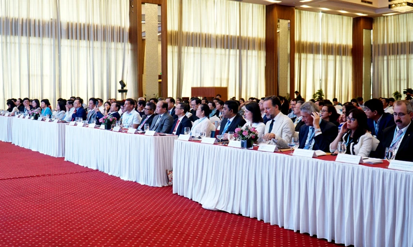 Hơn 100 đại biểu là các đại sứ, trưởng cơ quan đại diện nước ngoài tham dự hội nghị. Ảnh: H.H Hơn 100 đại biểu là các đại sứ, trưởng cơ quan đại diện nước ngoài tham dự hội nghị. Ảnh: H.H