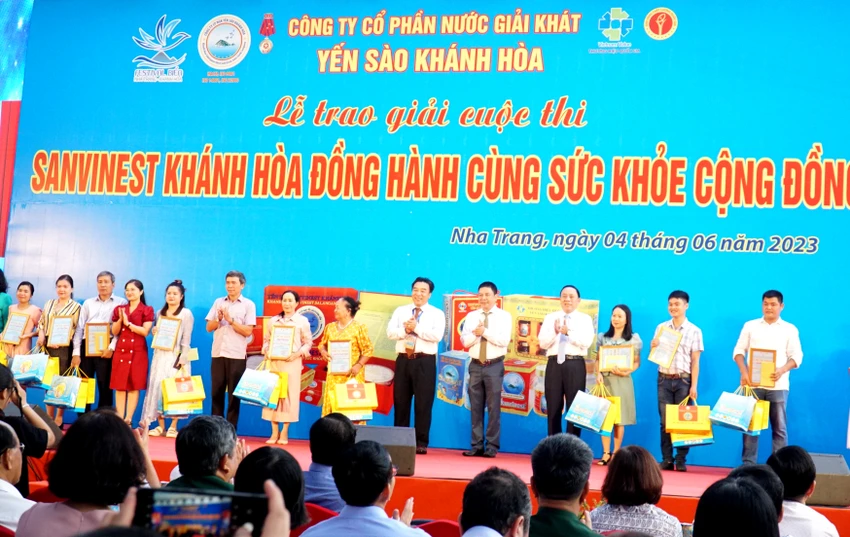Các tác giả đạt giải cuộc thi Sanvinest Khánh Hòa đồng hành cùng sức khỏe cộng đồng. Ảnh: H.H Các tác giả đạt giải cuộc thi Sanvinest Khánh Hòa đồng hành cùng sức khỏe cộng đồng. Ảnh: H.H