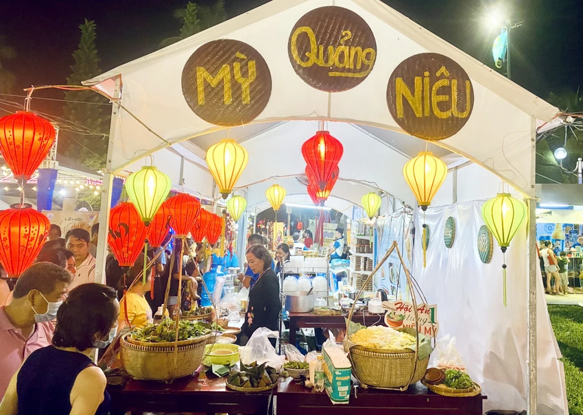 Gian hàng Mì Quảng niêu của anh Cảnh thu hút khách tại lễ hội ẩm thực. Ảnh: CHU VÂN