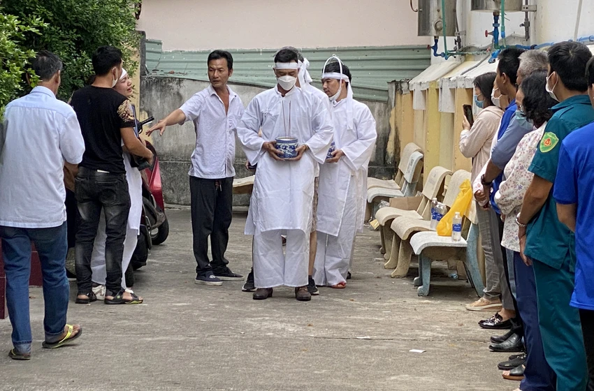 Gia đình đưa thi thể các nạn nhân đi hỏa táng để đưa về quê. Ảnh: CHU VÂN Gia đình đưa thi thể các nạn nhân đi hỏa táng để đưa về quê. Ảnh: CHU VÂN