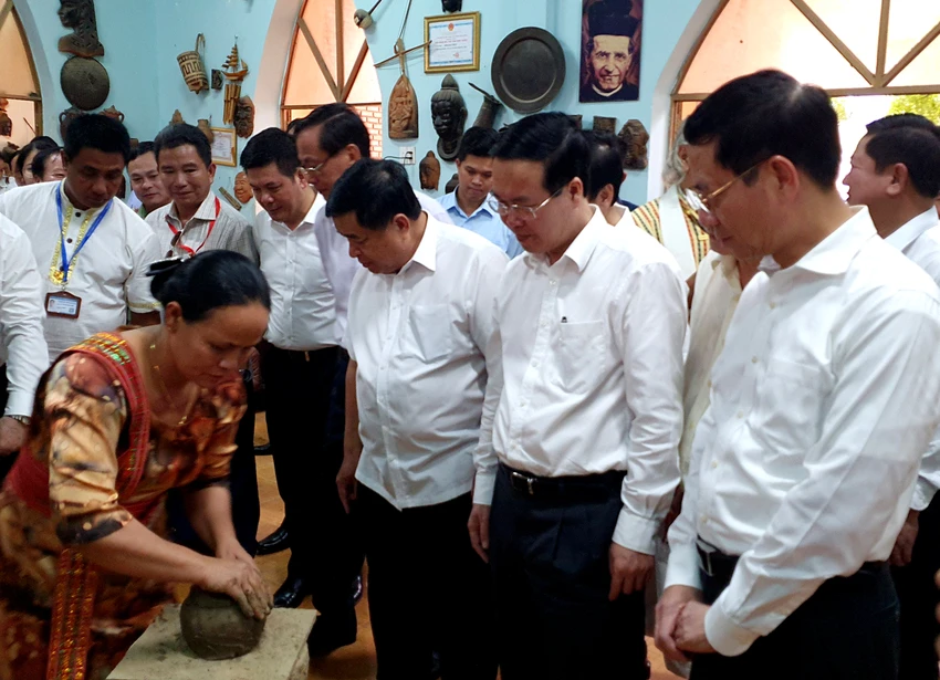 Chủ tịch nước Võ Văn Thưởng xem thợ làm gốm Chăm trình diễn. Ảnh: H.H Chủ tịch nước Võ Văn Thưởng xem thợ làm gốm Chăm trình diễn. Ảnh: H.H