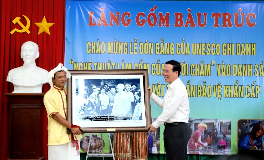 Chủ tịch nước Võ Văn Thưởng tặng quà cho đại diện người dân ở làng gốm Chăm Bàu Trúc. Ảnh: NÚI XANH Chủ tịch nước Võ Văn Thưởng tặng quà cho đại diện người dân ở làng gốm Chăm Bàu Trúc. Ảnh: NÚI XANH