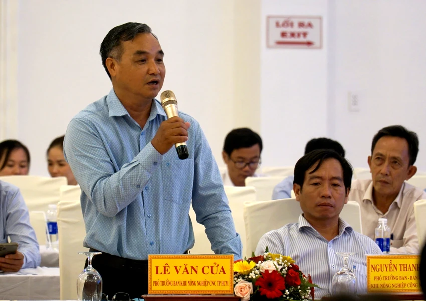 Ông Lê Văn Cửa chia sẻ tại hội nghị. Ảnh: H.H