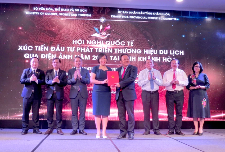 Khánh Hòa ký ghi nhớ xây dựng phim trường và thực hiện một số bộ phim. Ảnh: C.T Khánh Hòa ký ghi nhớ xây dựng phim trường và thực hiện một số bộ phim. Ảnh: C.T