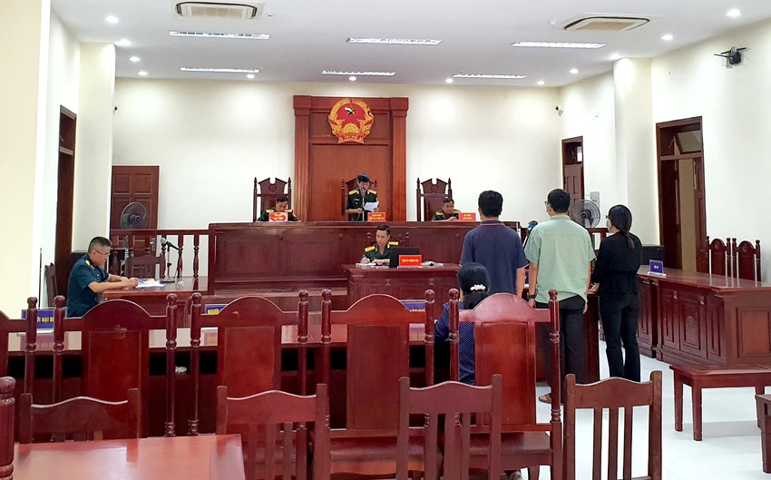 Phiên tòa sơ thẩm cựu Thiếu tá tông chết nữ sinh ở Ninh Thuận hoãn lần thứ 2. Ảnh: T.T Phiên tòa sơ thẩm cựu Thiếu tá tông chết nữ sinh ở Ninh Thuận hoãn lần thứ 2. Ảnh: T.T
