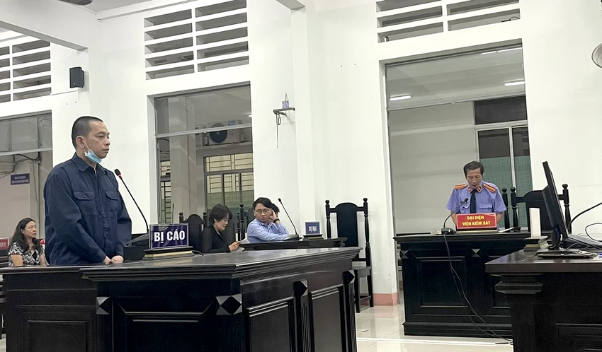 Bị cáo Hùng lãnh án 18 năm tù vì lừa đảo số tiền hơn 27,2 tỉ đồng. Ảnh: H.H Bị cáo Hùng lãnh án 18 năm tù vì lừa đảo số tiền hơn 27,2 tỉ đồng. Ảnh: H.H