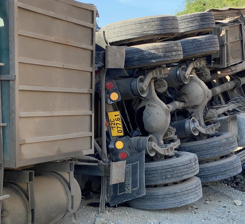 Sau khi va chạm với ô tô, xe container tiếp tục lao vào lan can rồi lật nghiêng bên đường. Sau khi va chạm với ô tô, xe container tiếp tục lao vào lan can rồi lật nghiêng bên đường.