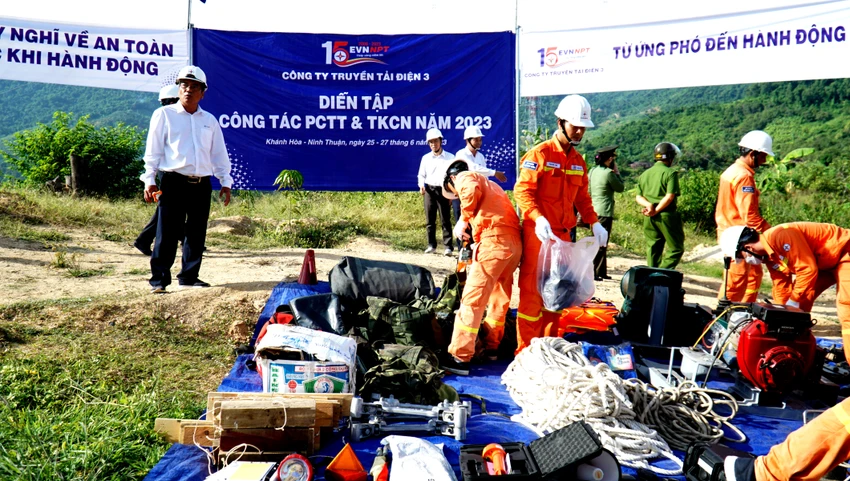 Các đội triển khai thiết bị để bắt đầu diễn tập. Ảnh: H.H Các đội triển khai thiết bị để bắt đầu diễn tập. Ảnh: H.H