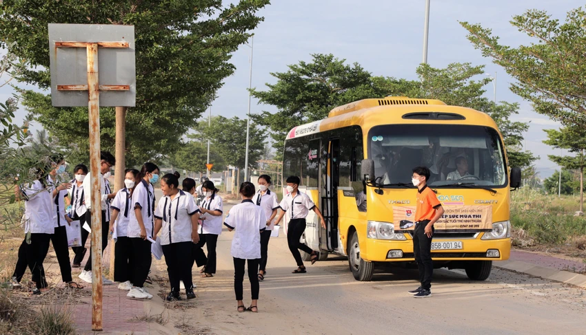 Xe của trường Hoa Sen đưa các thí sinh đi thi. Ảnh: NÚI XANH Xe của trường Hoa Sen đưa các thí sinh đi thi. Ảnh: NÚI XANH