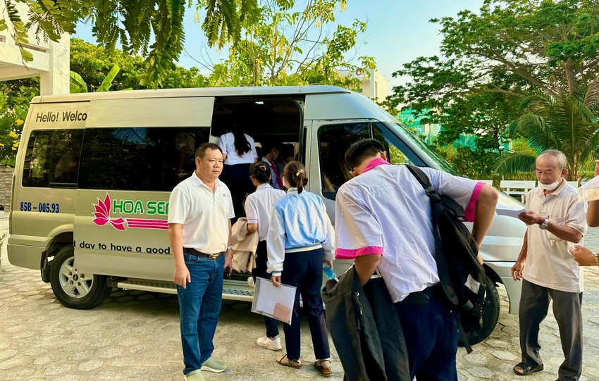 Luật sư Lê Vi (bên trái) động viên các thí sinh trước khi lên xe đến điểm thi. Ảnh: NÚI XANH Luật sư Lê Vi (bên trái) động viên các thí sinh trước khi lên xe đến điểm thi. Ảnh: NÚI XANH