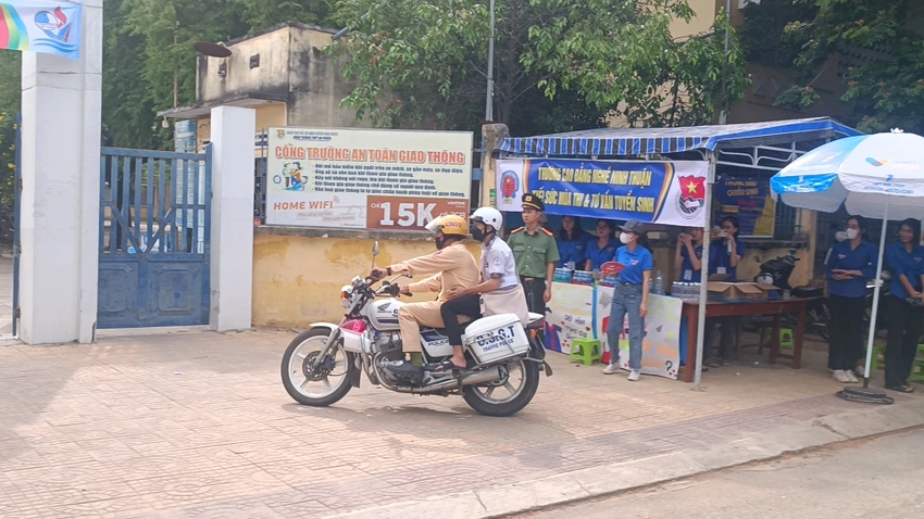 Thượng úy Trần Quang Khải dùng mô tô đặc chủng chở thí sinh ngủ quên đến điểm thi. Ảnh: NÚI XANH