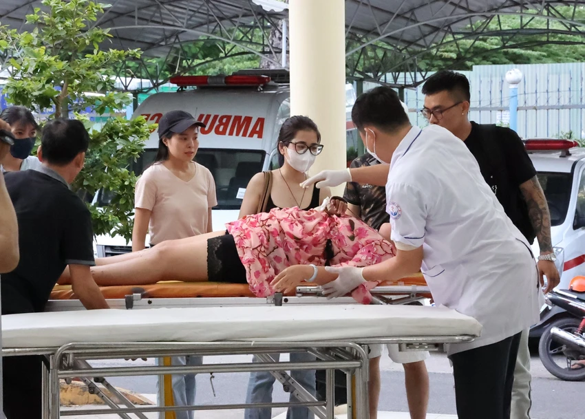 Các nạn nhân bị thương được đưa về Bệnh viện Đa khoa tỉnh Khánh Hòa cấp cứu. Ảnh: TT Các nạn nhân bị thương được đưa về Bệnh viện Đa khoa tỉnh Khánh Hòa cấp cứu. Ảnh: TT