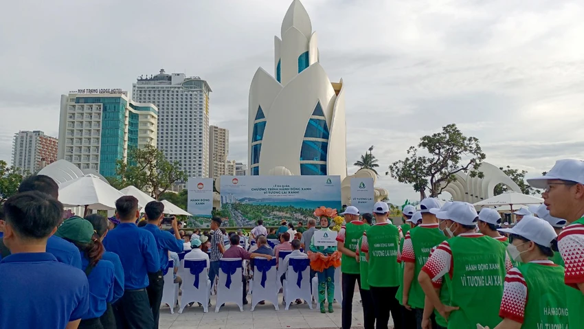 Chương trình "Hành động xanh - Vì tương lai xanh" có sự tham gia của các sở ban ngành và người dân Khánh Hòa. Ảnh: H.H Chương trình "Hành động xanh - Vì tương lai xanh" có sự tham gia của các sở ban ngành và người dân Khánh Hòa. Ảnh: H.H