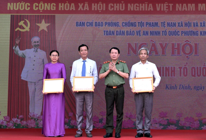Trung tướng Lê Quốc Hùng tặng bằng khen của Bộ Công an cho cho một tập thể và hai cá nhân xuất sắc trong phong xây dựng phong trào toàn dân bảo vệ ANTQ. Ảnh: X.N Trung tướng Lê Quốc Hùng tặng bằng khen của Bộ Công an cho cho một tập thể và hai cá nhân xuất sắc trong phong xây dựng phong trào toàn dân bảo vệ ANTQ. Ảnh: X.N