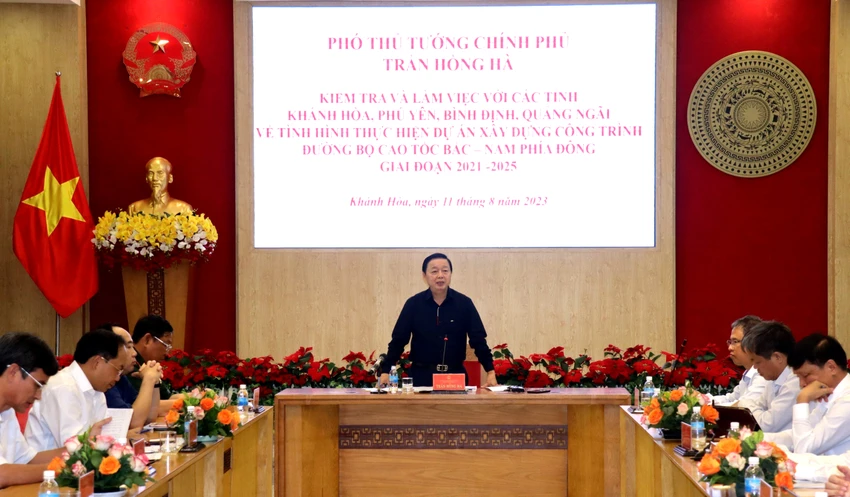 Phó Thủ tướng Trần Hồng Hà làm việc với lãnh đạo bốn tỉnh về tình thi công cao tốc Bắc - Nam phía Đông. Ảnh: V.K Phó Thủ tướng Trần Hồng Hà làm việc với lãnh đạo bốn tỉnh về tình thi công cao tốc Bắc - Nam phía Đông. Ảnh: V.K