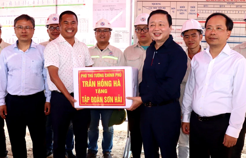 Phó Thủ tướng tặng quà, động viên nhà đầu tư và các kỹ sư, công nhân đơn vị thi công. Ảnh: V.K Phó Thủ tướng tặng quà, động viên nhà đầu tư và các kỹ sư, công nhân đơn vị thi công. Ảnh: V.K