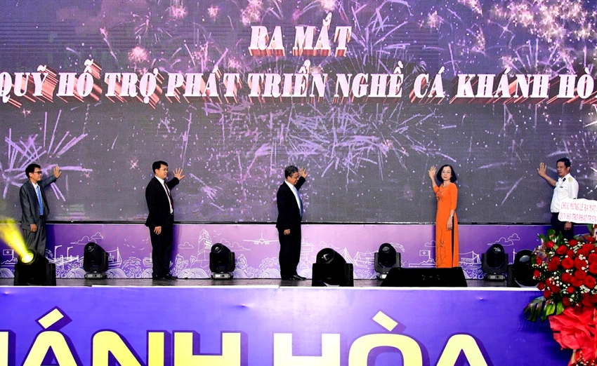 Thực hiện nghi thức bấm nút ra mắt Quỹ hỗ trợ phát triển nghề cá Khánh Hòa. Ảnh: C.T Thực hiện nghi thức bấm nút ra mắt Quỹ hỗ trợ phát triển nghề cá Khánh Hòa. Ảnh: C.T