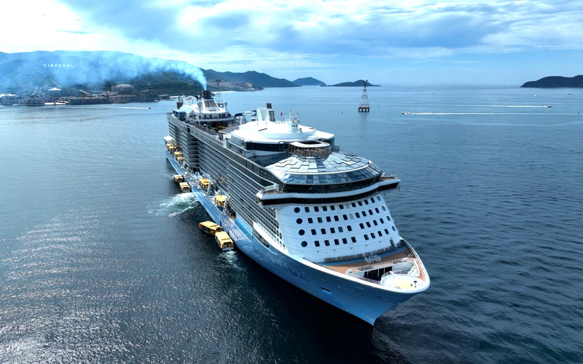 Tàu Spectrum of The Seas neo đậu tại vịnh Nha Trang. Ảnh: B.T Tàu Spectrum of The Seas neo đậu tại vịnh Nha Trang. Ảnh: B.T