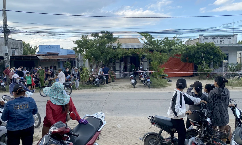 Người dân phát hiện năm người gia đình chủ trại heo bất tỉnh trong nhà. Ảnh: Đ.B Người dân phát hiện năm người gia đình chủ trại heo bất tỉnh trong nhà. Ảnh: Đ.B