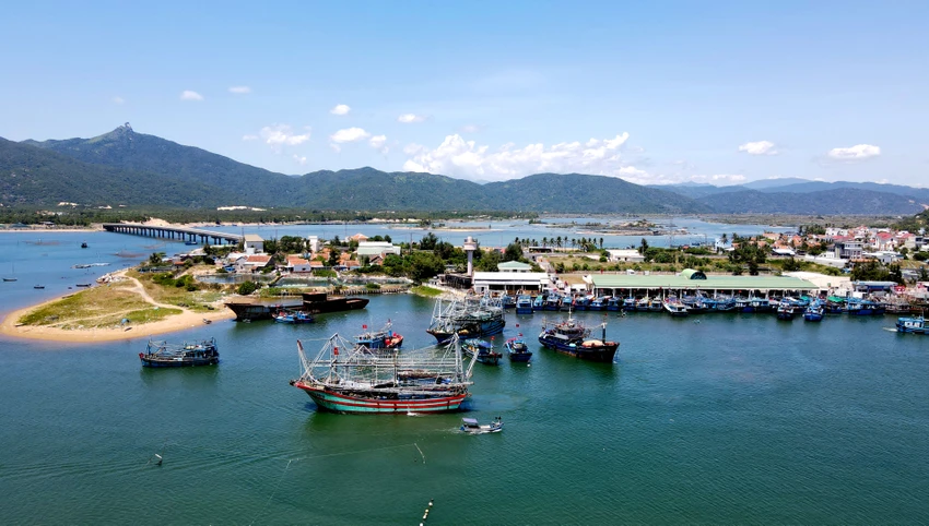 Phú Yên có bờ biển dài 189 km với nhiều đầm, vịnh như vịnh Xuân Đài, Vũng Rô, đầm Ô Loan thuận lợi phát triển nghề đánh bắt hải sản. Trong những năm qua, tỉnh Phú Yên rất chú trọng triển khai chính sách phát triển thủy sản theo Nghị định 67 của Chính phủ, Quyết định 48 của Thủ tướng Chính phủ và một số chính sách khác. Phú Yên có bờ biển dài 189 km với nhiều đầm, vịnh như vịnh Xuân Đài, Vũng Rô, đầm Ô Loan thuận lợi phát triển nghề đánh bắt hải sản. Trong những năm qua, tỉnh Phú Yên rất chú trọng triển khai chính sách phát triển thủy sản theo Nghị định 67 của Chính phủ, Quyết định 48 của Thủ tướng Chính phủ và một số chính sách khác.
