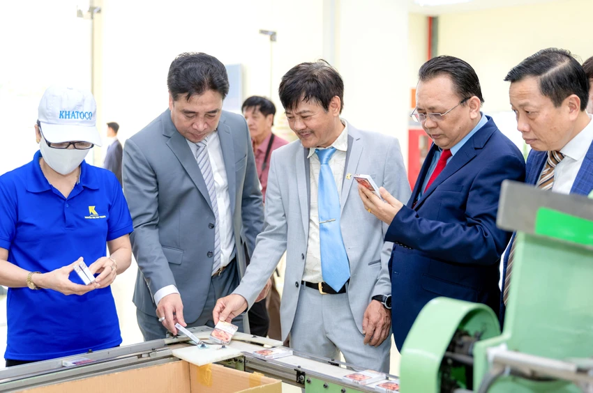 Lãnh đạo Tỉnh ủy, UBND tỉnh Khánh Hòa tham quan nhà máy thuốc lá. Ảnh: T.A Lãnh đạo Tỉnh ủy, UBND tỉnh Khánh Hòa tham quan nhà máy thuốc lá. Ảnh: T.A