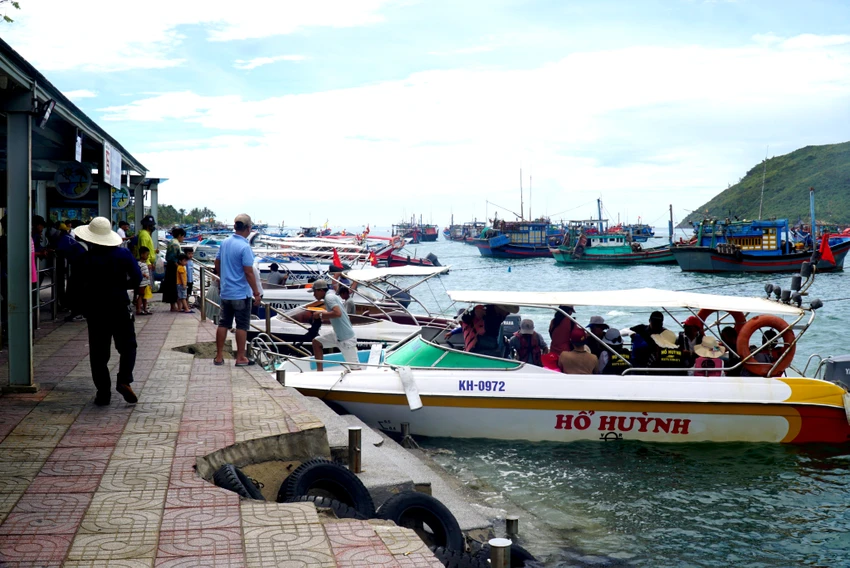 Trong sáng 1-9, bến tàu du lịch Nha Trang chỉ có khoảng 3.500 khách mua vé đi tham quan. Ảnh: Đ.B