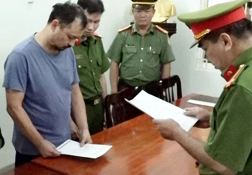truy nã đỏ.jpg