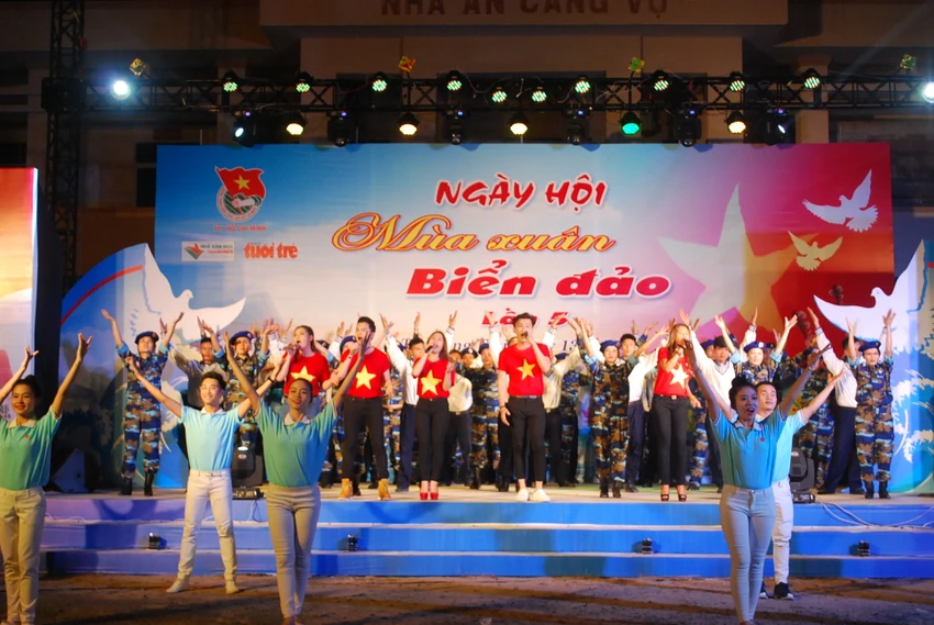 Hơn 70 văn nghệ sĩ mang mùa xuân ra với biển đảo ảnh 7