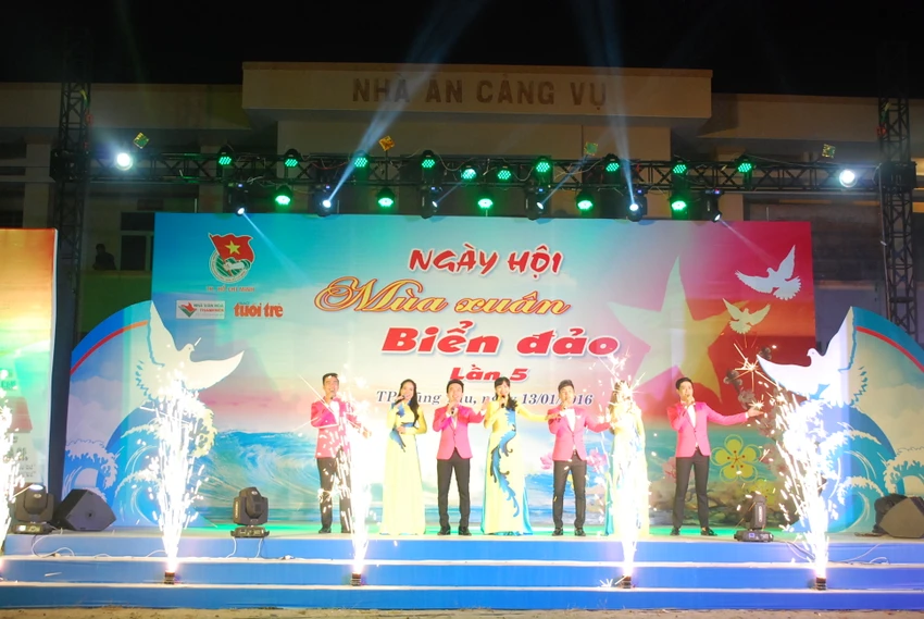 Hơn 70 văn nghệ sĩ mang mùa xuân ra với biển đảo ảnh 8