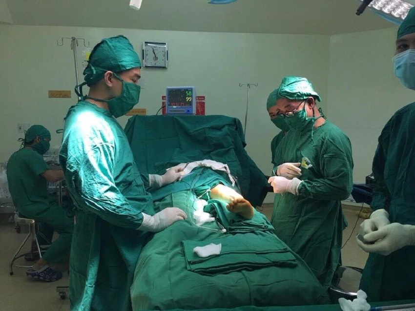 Ca phẫu thuật xoay chân cho bệnh nhi.