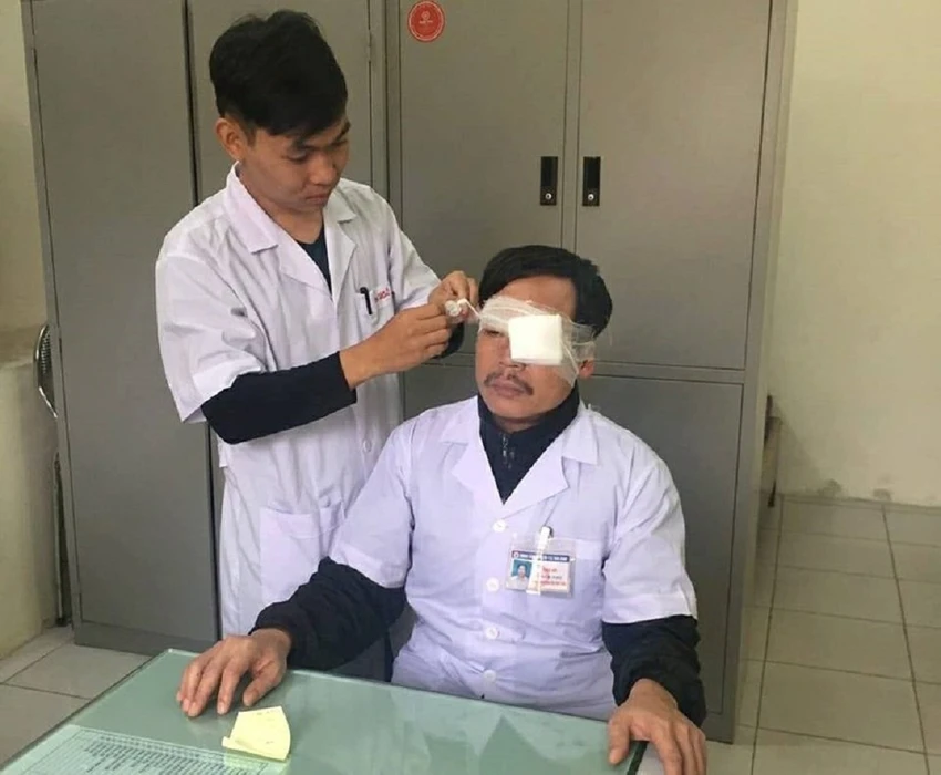Bị đánh vỡ kính, gãy mũi, BS vẫn tiếp tục cứu người ảnh 1 Bị đánh vỡ kính, gãy mũi, BS vẫn tiếp tục cứu người ảnh 1