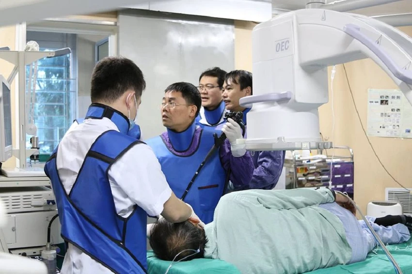 Dẫn lưu khối u lớn cứu người đàn ông nghiện rượu ảnh 2 Dẫn lưu khối u lớn cứu người đàn ông nghiện rượu ảnh 2