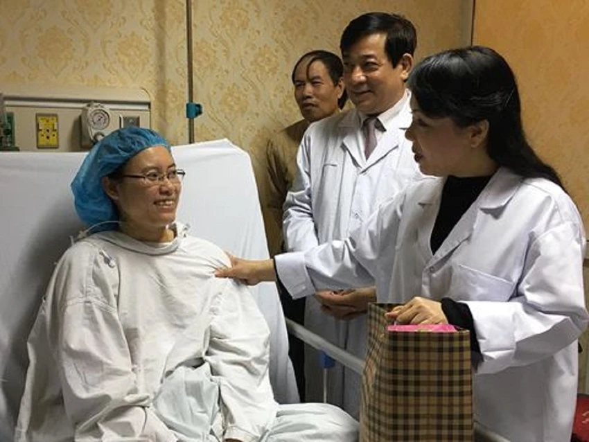 Bộ trưởng Bộ Y tế thăm người bệnh đón giao thừa tại BV ảnh 1 Bộ trưởng Bộ Y tế thăm người bệnh đón giao thừa tại BV ảnh 1