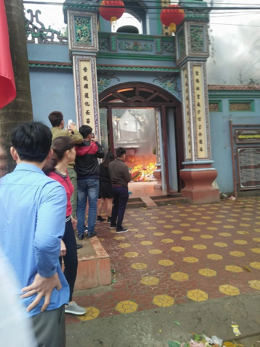 Cháy lớn tại đền Mẫu ngày mùng 5 Tết ảnh 1 Cháy lớn tại đền Mẫu ngày mùng 5 Tết ảnh 1