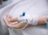 Tự truyền dịch tại nhà, một phụ nữ nguy kịch