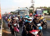 Video: Đoàn xe nhích từng chút để lên cầu Rạch Miễu 