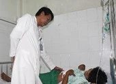 Té vỡ lách nguy kịch nhưng vẫn đi uống nước bình thường