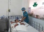 Đạp phải đống rác cháy, bé gái bị chín đôi chân