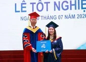 Hai 'bông hoa thép' đặc biệt ở lễ tốt nghiệp Trường Bách Khoa