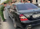 Bắt giam người dùng ô tô chặn xe chở bê tông vào công trình