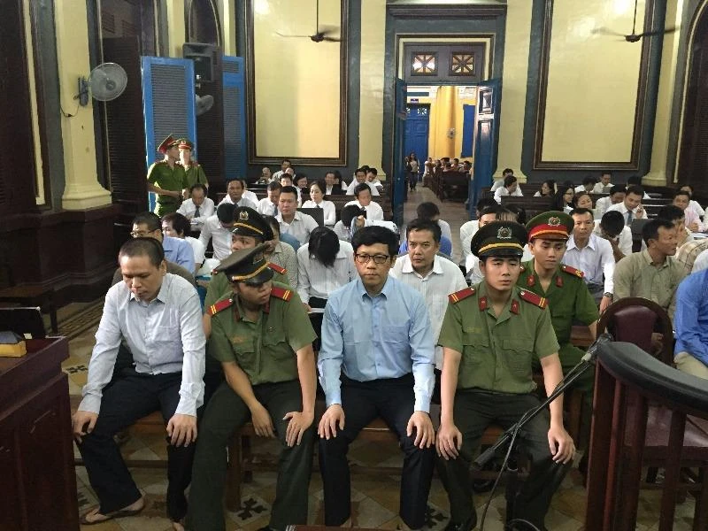 'Nếu không có chữ ký của bị cáo, tiền có được chuyển đi không' ảnh 2 Các bị cáo tại phiên tòa ngân hàng Xây dựng