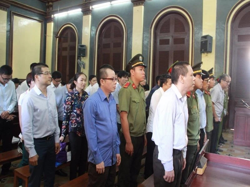 Các bị cáo trước khi phiên xử bắt đầu