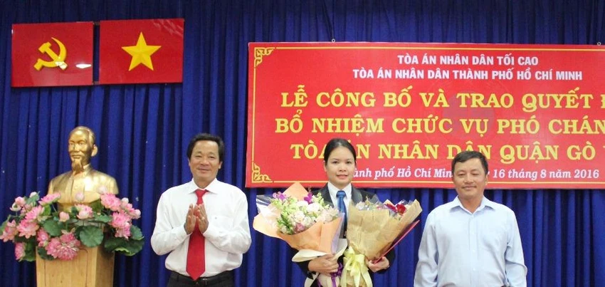 TP.HCM: Toà án quận Gò Vấp có thêm nữ phó chánh án ảnh 1 Lãnh đạo TAND TP.HCM và ban ngành tặng hoa chức mừng nữ Phó chánh án mới