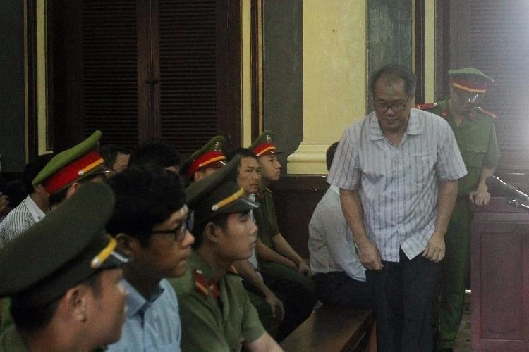 Đại án 9.000 tỉ: Các bị cáo với những số phận riêng ảnh 2 Phạm Công Danh ít khi quay nhìn các thuộc cấp tại phiên xử